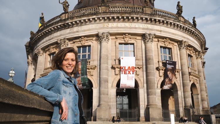 Anikó Glogowski-Merten vor dem Bode-Museum in Berlin